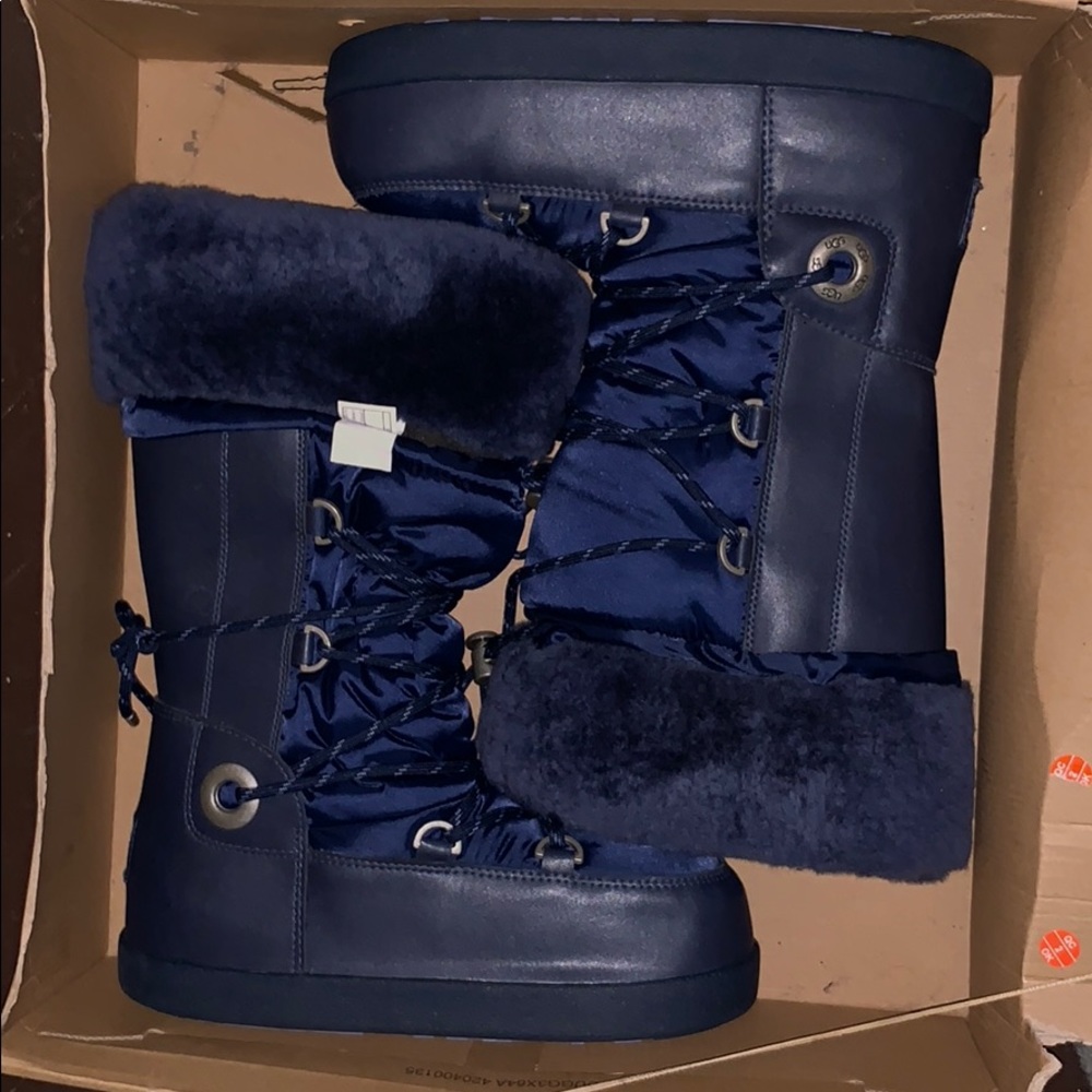 Size 7 ugg moon boots